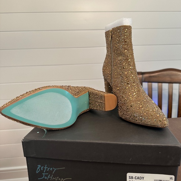 Betsey Johnson Cady Gold Size 8 New Never Worn - Picture 6 of 6